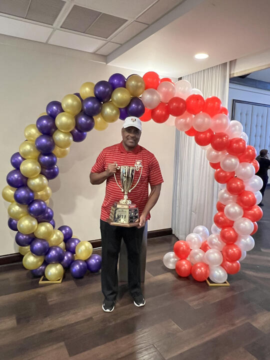 A Kappa golfer under the balloon arch